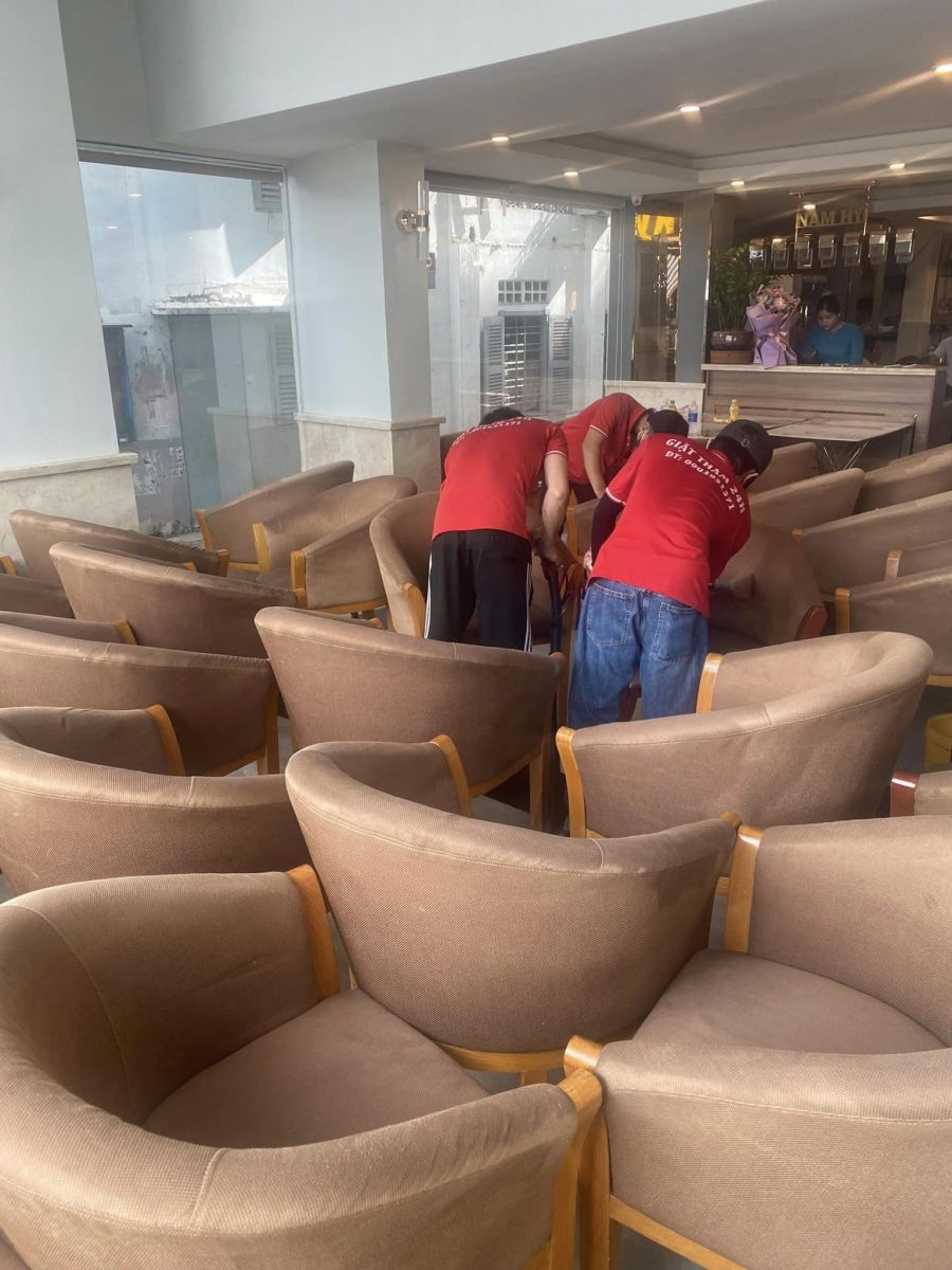 vệ sinh ghế sofa giá rẻ tại nhà